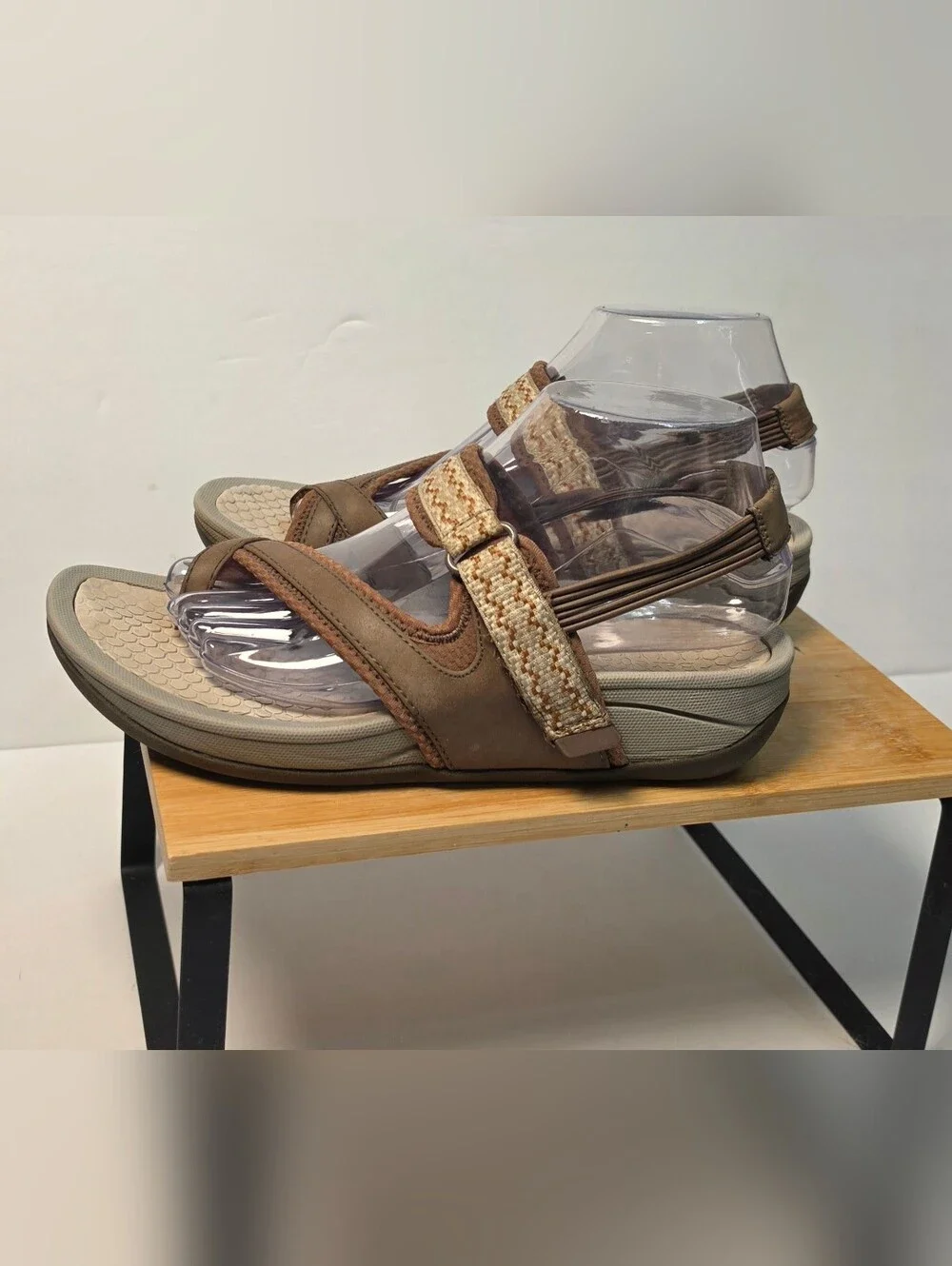 Baretraps Strappy Low Profile Wedge Sandal 8.5 Leather Toe Shoe